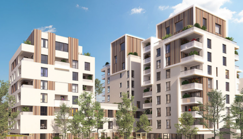 grand immeuble avec une partie en bois